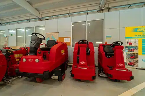 Macchine combinate per spazzare e lavare pavimenti industriali