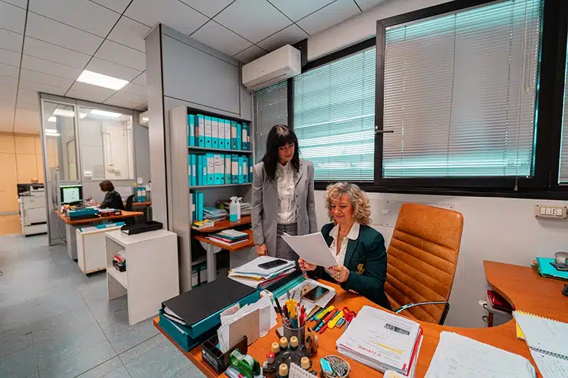Personale azienda assistenza macchine per la pulizia industriale a Modena