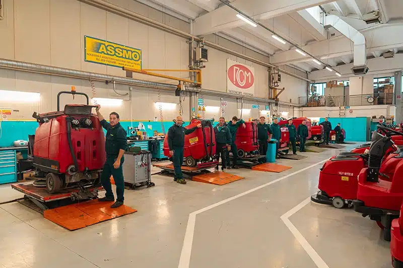 Personale specializzato per la vendita e il noleggio di macchine per la pulizia professionali