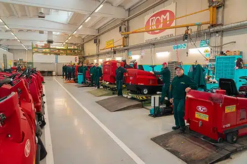 Addetti a noleggio a caldo di macchine per la pulizia industriale